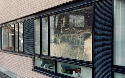 Pulverlakerede ventilationsriste til facadebeklædning på Bispebjerg Hospital